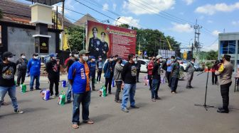 Aremania hingga Tukang Becak Terima Bantuan Sembako dari Akpol 91