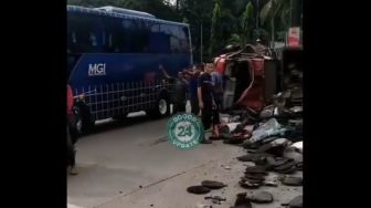 Bruk! Truk Hantam Mobil di Jalan Raya Bogor-Sukabumi