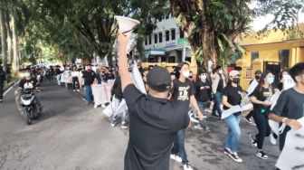 Terdampak PPKM, UMKM di Padang Kibarkan Bendera Putih