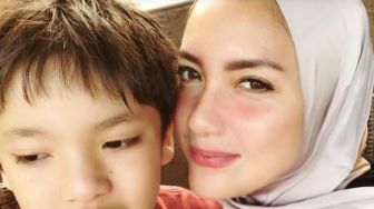 7 Potret Tia Ivanka yang Memutuskan untuk Hijrah, Kini Mantap Berhijab