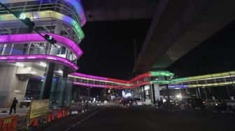 Sejumlah kendaraan melintas di dekat proyek pembangunan halte Centrale Stichting Wederopbouw (CSW) di kawasan Kebayoran Baru, Jakarta, Kamis (29/7/2021) malam. [Suara.com/Angga Budhiyanto]