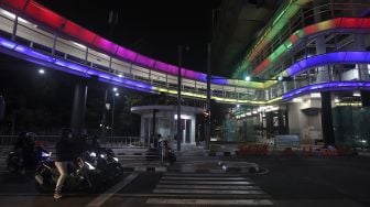 Sejumlah kendaraan berhenti di dekat proyek pembangunan halte Centrale Stichting Wederopbouw (CSW) di kawasan Kebayoran Baru, Jakarta, Kamis (29/7/2021) malam. [Suara.com/Angga Budhiyanto]