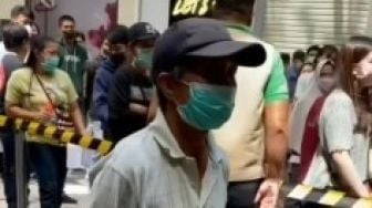 Viral Video Perjuangan Kakek di Makassar demi Ikut Vaksinasi