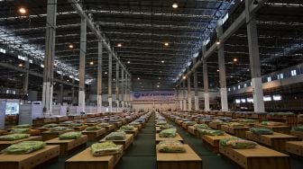 Sejumlah tempat tidur kardus disiapkan di rumah sakit lapangan COVID-19 di dalam gudang Bandara Internasional Don Mueang, Bangkok, Thailand, pada (27/7/2021). [Lillian SUWANRUMPHA / AFP]