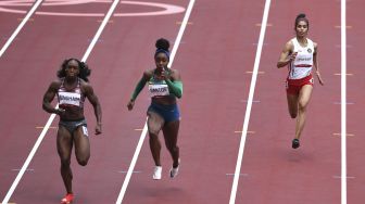 Sprinter Indonesia Alvin Tehupeiory (kanan) berlari dalam babak pertama 100 meter putri cabang atletik Olimpiade Tokyo 2020 di Stadion Olimpiade Tokyo, Jepang, Jumat (30/7/2021). [ANTARA FOTO/Sigid Kurniawan]