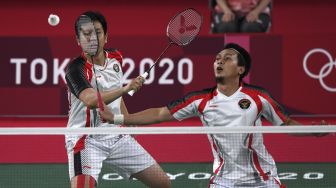 Pebulutangkis ganda putra Indonesia Mohammad Ahsan/Hendra Setiawan mengembalikan kok ke arah ganda putra Taiwan Lee Yang/Wang Chi-Lin dalam semifinal Olimpiade Tokyo 2020, di Musashino Forest Sport Plaza, Tokyo, Jepang, Jumat (30/7/2021). [ANTARA FOTO/Sigid Kurniawan]