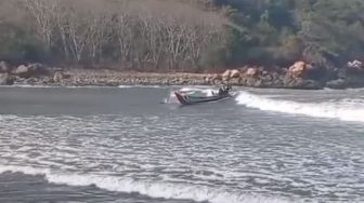 Viral Detik-detik Perahu Nelayan Karam Dihantam Ombak di Pantai Pancer Jember