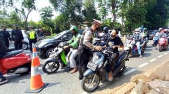 Keluyuran Tak Jelas, Aparat Putar Balik Ratusan Pengendara di Pos Penyekatan Lenteng Agung