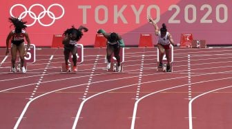 Sprinter Indonesia Alvin Tehupeiory (kanan) berlari dalam babak pertama 100 meter putri cabang atletik Olimpiade Tokyo 2020 di Stadion Olimpiade Tokyo, Jepang, Jumat (30/7/2021). [ANTARA FOTO/Sigid Kurniawan]