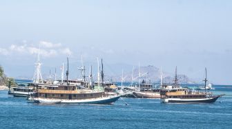 Sejumlah kapal wisata pinisi lego jangkar di perairan dekat Dermaga Labuan Bajo, Manggarai Barat, Nusa Tenggara Timur, Jumat (30/7/2021). [ANTARA FOTO/Muhammad Adimaja]