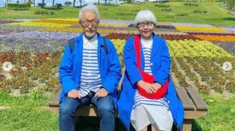 Modis Banget, Potret Pasangan Kakek Nenek yang Selalu Pakai Baju Couple Setiap Hari