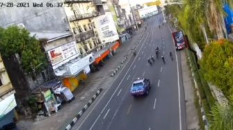 Terekam CCTV, Mobil Rescue Kemensos Tabrak Lari Rombongan Pesepeda di Makassar