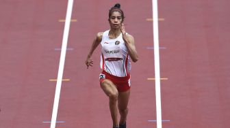 Sprinter Indonesia Alvin Tehupeiory berlari dalam babak pertama 100 meter putri cabang atletik Olimpiade Tokyo 2020 di Stadion Olimpiade Tokyo, Jepang, Jumat (30/7/2021). [ANTARA FOTO/Sigid Kurniawan]