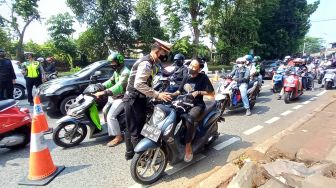 Ngaku Baru Ikut Vaksin, Dengan Santainya Pemuda Ini Melintas di Pos PPKM Tanpa Helm