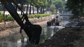 Antisipasi Banjir Saat Musim Hujan, Pemkot Jaksel Keruk Lumpur di Sembilan Sungai