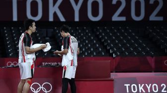 Pebulutangkis ganda putra Indonesia Mohammad Ahsan/Hendra Setiawan bersiap meninggalkan lapangan seusai kalah dari ganda putra Taiwan Lee Yang/Wang Chi-Lin dalam semifinal Olimpiade Tokyo 2020, di Musashino Forest Sport Plaza, Tokyo, Jepang, Jumat (30/7/2021). [ANTARA FOTO/Sigid Kurniawan]