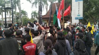 Mahasiswa Datangi DPRD Kalbar Tolak PPKM