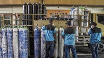 Petugas mengisi ulang tabung oksigen warga pada kegiatan Bakti Sosial Oksigen Gratis di Rumah Dinas Bupati Karanganyar, Jawa Tengah, Jumat (30/7/2021). [ANTARA FOTO/Mohammad Ayudha]