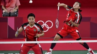 Pebulutangkis ganda putri Indonesia Greysia Polii/Apriyani Rahayu mengembalikan kok ke arah ganda putri Korea Selatan Lee Sohee/Shin Seungchan dalam semifinal Olimpiade Tokyo 2020 di Musashino Forest Sport Plaza, Tokyo, Jepang, Sabtu (31/7/2021). [ANTARA FOTO/Sigid Kurniawan]