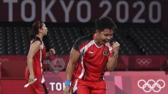 Pebulutangkis ganda putri Indonesia Greysia Polii/Apriyani Rahayu melakukan selebrasi seusai mencetak angka saat melawan ganda putri Korea Selatan Lee Sohee/Shin Seungchan dalam semifinal Olimpiade Tokyo 2020 di Musashino Forest Sport Plaza, Tokyo, Jepang, Sabtu (31/7/2021). [ANTARA FOTO/Sigid Kurniawan]