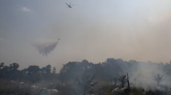 Helikopter Mi-8AMT melakukan pemadaman kebakaran lahan dari udara (water bombing) di Desa Palem Raya, Indralaya Utara, Ogan Ilir (OI), Sumatera Selatan, Sabtu (31/7/2021). [ANTARA FOTO/Nova Wahyudi]