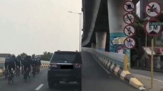 Viral Rombongan Pesepeda Lintasi Jalan Layang Non Tol Jakarta, Publik: Kesenggol Nangis!