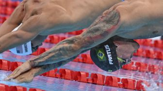 Bruno Fratus dari Brasil melakukan diving untuk memulai pertandingan renang gaya bebas 50 meter putra selama Olimpiade Tokyo 2020 di Tokyo Aquatics Center, Tokyo, pada (30/7/2021). [Oli SCARFF / AFP]