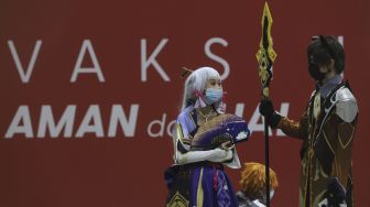 Relawan berkostum tokoh fiksi anime Jepang berdiri di area vaksinasi COVID-19 di Jakarta Convention Center (JCC), Senayan, Jakarta, Sabtu (31/7/2021). [Suara.com/Angga Budhiyanto]