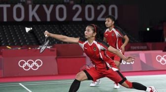 Pebulutangkis ganda putri Indonesia Greysia Polii/Apriyani Rahayu mengembalikan kok ke arah ganda putri Korea Selatan Lee Sohee/Shin Seungchan dalam semifinal Olimpiade Tokyo 2020 di Musashino Forest Sport Plaza, Tokyo, Jepang, Sabtu (31/7/2021). [ANTARA FOTO/Sigid Kurniawan]