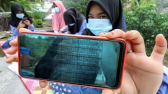 Demi Dapat Sinyal Internet, Pelajar Belajar di Atas Atap Rumah Warga