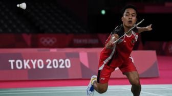 Pebulutangkis tunggal putra Indonesia Anthony Sinisuka Ginting terjatuh saat mengejar kok dari tunggal putra China Chen Long dalam semifinal Olimpiade Tokyo 2020 di Musashino Forest Sport Plaza, Tokyo, Jepang, Minggu (1/8/2021). ANTARA FOTO/Sigid Kurniawan