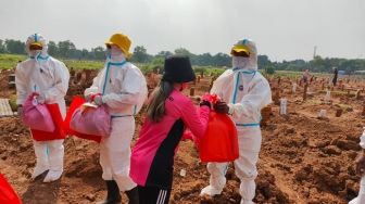 Bhayangkari Daerah Polda Metro Bagikan Sembako dan APD Bagi Penggali Kubur