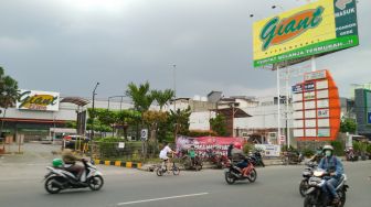 Suasana di gerai Giant yang ditutup di Pondok Gede, Bekasi, Jawa Barat, Minggu (1/8/2021). [Suara.com/Alfian Winanto]