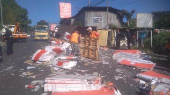 Truk Bermuatan Keramik di Puncak Ciloto Cipanas Terguling, Satu Orang Tewas