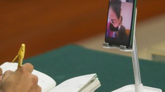 Jennifer Jill saat menajalani sidang kasus narkoba secara virtual melalui sambungan video call di Pengadilan Negeri Jakarta Barat, Senin (2/8/2021). [Suara.com/Alfian Winanto]