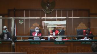 Suasana jalannya sidang kasus narkoba Jennifer Jill yang digelar secara virtual di Pengadilan Negeri Jakarta Barat, Senin (2/8/2021). [Suara.com/Alfian Winanto]