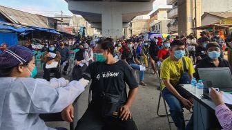 Petugas kesehatan dari Pemrov DKI Jakarta menyuntikan vaksin COVID-19 saat mengikuti vaksinasi COVID-19 di bawah Jalan layang Kebayoran Lama, Jakarta, Senin (2/8/2021). ANTARA FOTO/Muhammad Iqbal