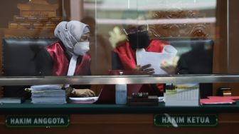 Suasana jalannya sidang kasus narkoba Jennifer Jill yang digelar secara virtual di Pengadilan Negeri Jakarta Barat, Senin (2/8/2021). [Suara.com/Alfian Winanto]