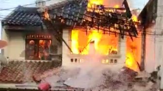 Viral Video Warga Padamkan Api Saat Kebakaran, Lelaki Berember Merah Jadi Sorotan