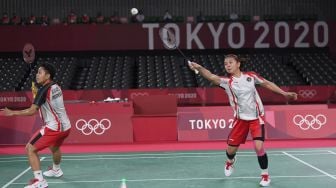 Pebulutangkis ganda Putri Indonesia Greysia Pollii/Apriyani Rahayu mengembalikan kok ke arah ganda putri China Chen Qing Chen/Jia Yi Fan dalam final Olimpiade Tokyo 2020 di Musashino Forest Sport Plaza, Tokyo, Jepang, Senin (2/8/2021). ANTARA FOTO/Sigid Kurniawan