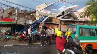 Detik-detik Reklame Runtuh Menimpa Warung Berisi Polisi