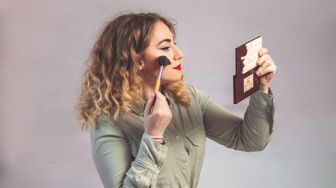 Beauty, Jangan Lakukan 7 Hal Ini Ya Agar Make Up Bisa Tahan Seharian