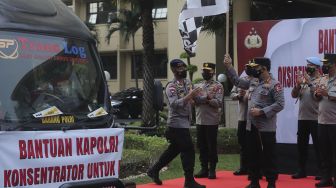 Kapolri Jenderal Polisi Listyo Sigit Prabowo (tengah) meluncurkan bantuan 1.000 oksigen konsentrator untuk warga yang terpapar COVID-19 di Mabes Polri, Jakarta, Selasa (3/8/2021). [Suara.com/Angga Budhiyanto] 