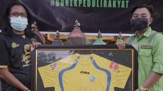 Bonek Surabaya Lelang Jersey Eks Pemain Legendaris Persebaya Mat Halil