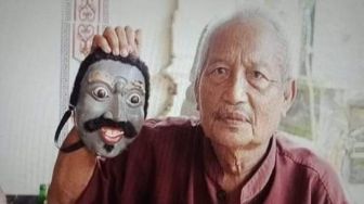 Obituari: Maestro Topeng Bali I Made Regug, Pergi Berpentas Mengayuh Sepeda
