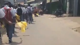 Viral Anak Sekolah Long March Bawa Bendera Kuning, Netizen: RIP Pendidikan