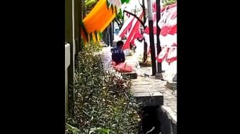 Viral Penjual Bendera Salat di Pinggir Jalan Daan Mogot, Netizen: Masya Allah