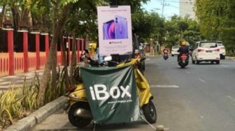 Viral iBox Jualan iPhone 12 di Pinggir Trotoar Surabaya, Cuma Modal Motor sama Spanduk