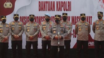 Kapolri Jenderal Polisi Listyo Sigit Prabowo (keempat kanan) memberikan keterangan saat pelepasan bantuan 1.000 oksigen konsentrator untuk warga yang terpapar COVID-19 di Mabes Polri, Jakarta, Selasa (3/8/2021). [Suara.com/Angga Budhiyanto] 