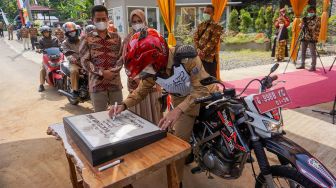 Suasana acara khitan dengan sistem drive thru di Desa Tambahrejo, Bandar, Kabupaten Batang, Jawa Tengah, Selasa (3/8/2021).  ANTARA FOTO/Harviyan Perdana Putra